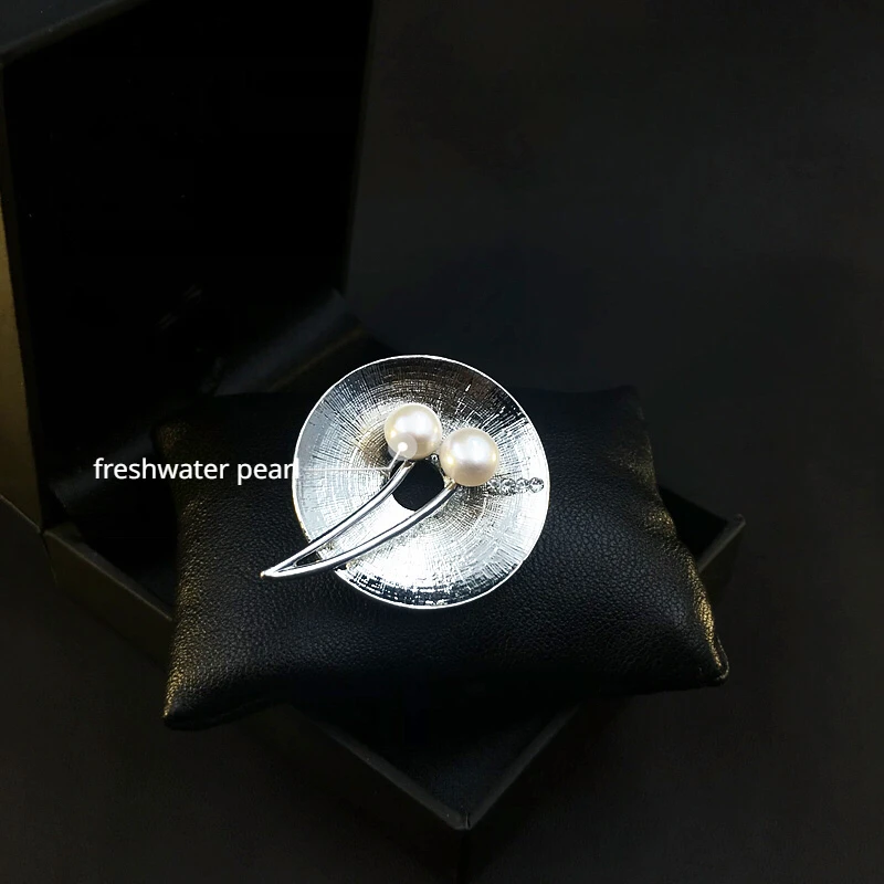 313 Pearl Brooch Vintage Corsage Exquisite Suit Neckline Round Pin Fashion Women Luxury Clothes Accessories Jewelry Badge Gifts
313 Pearl Brooch Vintage Corsage Exquisite Suit Neckline Round Pin Fashion Women Luxury Clothes Accessories Jewelry Badge Gifts
