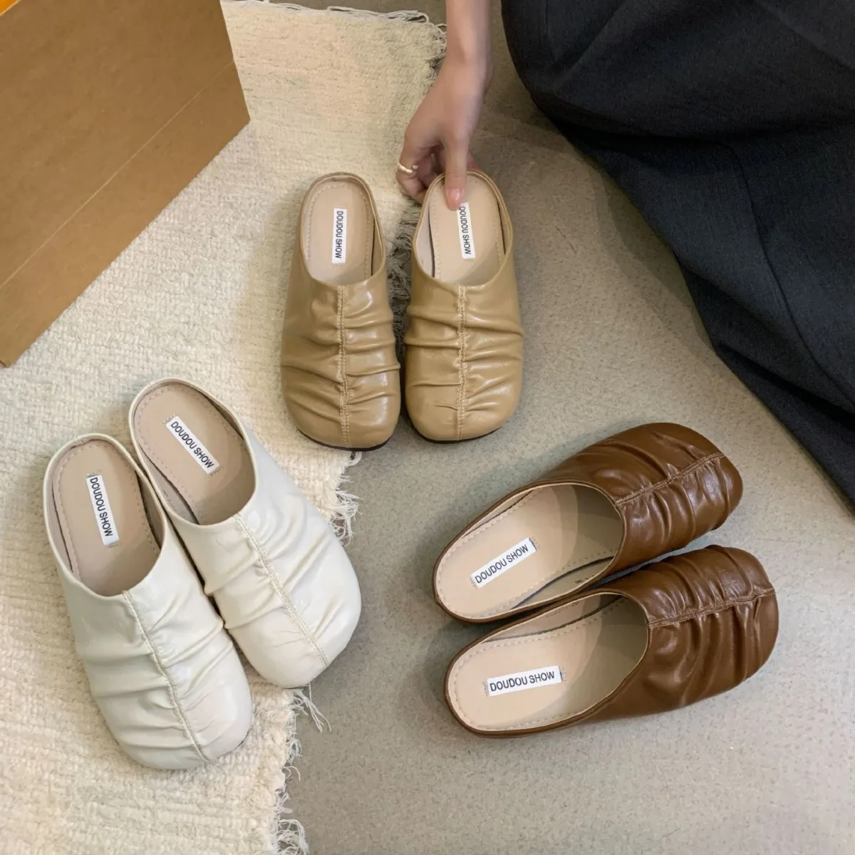 Soft Leather Round Toe Bun Half Slippers for Women Spring/summer Wear, Artistic and Retro Pleated French Low Heel Muller Shoes
Soft Leather Round Toe Bun Half Slippers for Women Spring/summer Wear, Artistic and Retro Pleated French Low Heel Muller Shoes