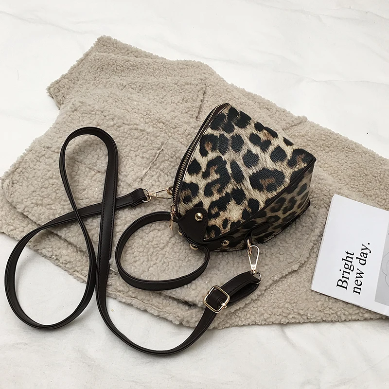 Leopard Rivets Women Messenger Bag Luxury Brand Women Handbag European And American Fashion Personality High-quality Women Bag
Leopard Rivets Women Messenger Bag Luxury Brand Women Handbag European And American Fashion Personality High-quality Women Bag