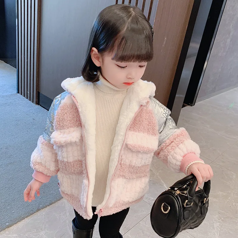 Girls' Lamb Wool Plush Coat 2023 New Winter Fashion Patchwork Velvet Hooded Outerwear Korean Children's Thickened Jackete
Girls' Lamb Wool Plush Coat 2023 New Winter Fashion Patchwork Velvet Hooded Outerwear Korean Children's Thickened Jackete