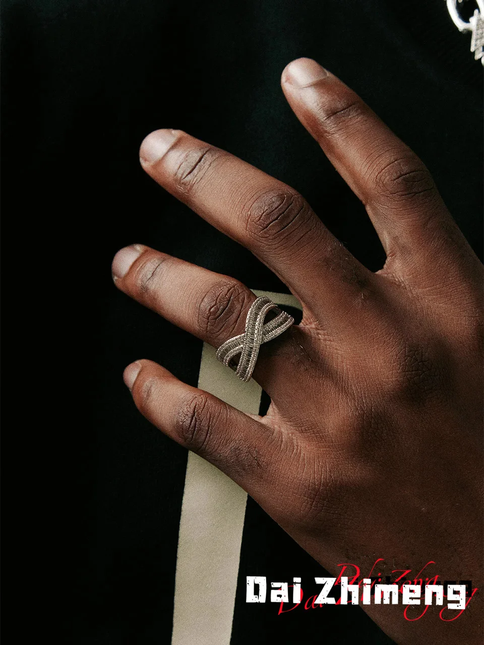 DZM Оригинал 2024 европейские и американские популярные мужские циркониевые кольца высококачественные ощущения лестница квадратная неограниченная петля открытие
DZM Оригинал 2024 европейские и американские популярные мужские циркониевые кольца высококачественные ощущения лестница квадратная неограниченная петля открытие