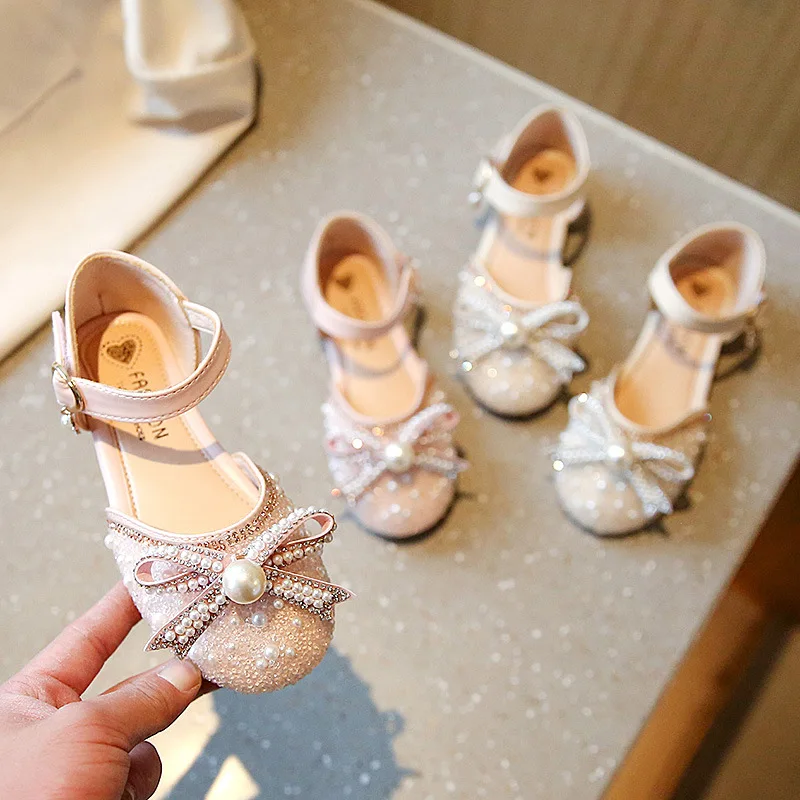 2022 Summer Girls Party Dance Leather Shoes Princess Bow Pearl Casual Flat Kids Footwears Children Student Breathable Sandals
2022 Summer Girls Party Dance Leather Shoes Princess Bow Pearl Casual Flat Kids Footwears Children Student Breathable Sandals