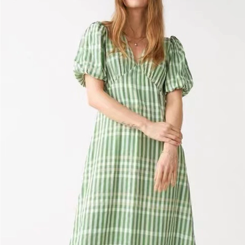 Green plaid print V-neck puff sleeve midi dress women's 2023 summer new simple and versatile commuter fashion robe
Green plaid print V-neck puff sleeve midi dress women's 2023 summer new simple and versatile commuter fashion robe