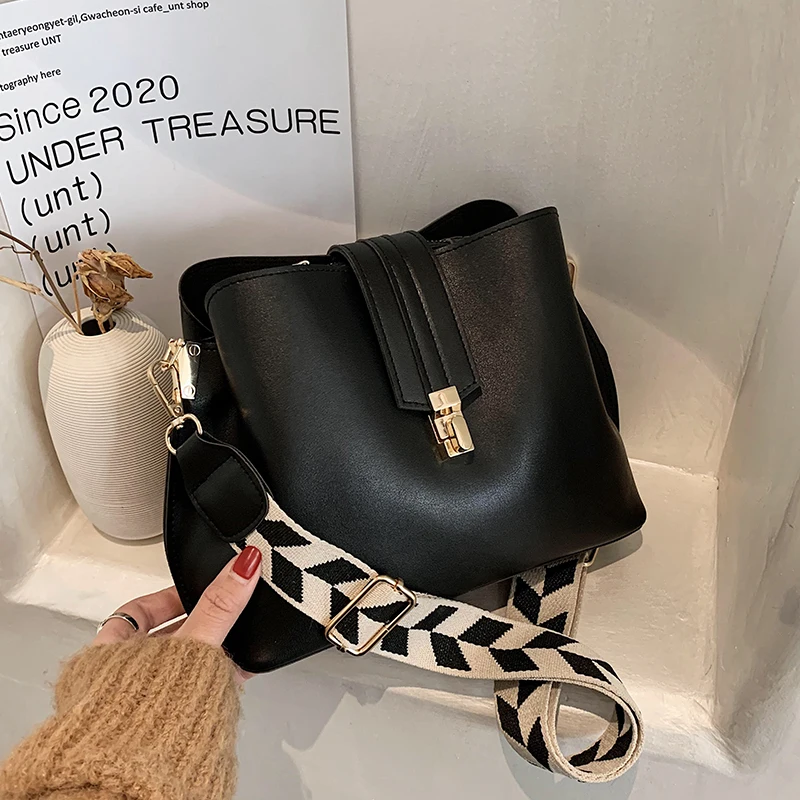 Дизайнерские сумки-ведра через плечо из искусственной кожи для женщин, модные роскошные дамские сумочки на плечо, женская сумка-мессенджер, Лидер продаж 2021
Дизайнерские сумки-ведра через плечо из искусственной кожи для женщин, модные роскошные дамские сумочки на плечо, женская сумка-мессенджер, Лидер продаж 2021