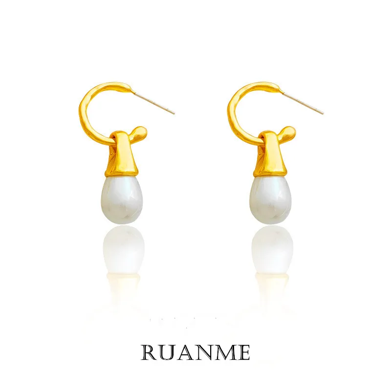 European and American Fashion Exaggerated Contracted C Shape Imitation Pearl Earrings Restoring Ancient Ways Women Jewelry Gifts
European and American Fashion Exaggerated Contracted C Shape Imitation Pearl Earrings Restoring Ancient Ways Women Jewelry Gifts