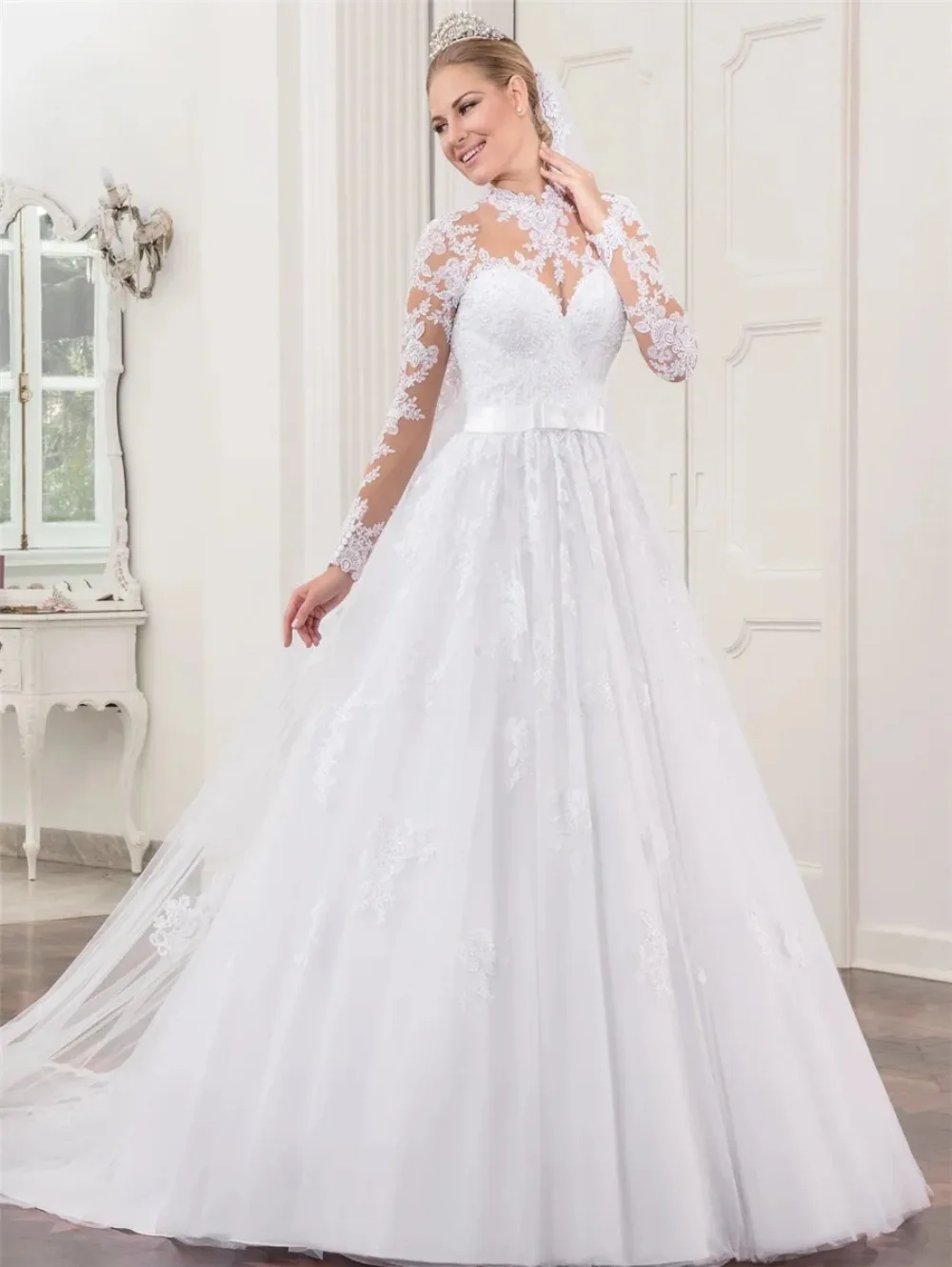 2024 High Neck Wedding Dress See-Through Long Sleeves Lace Appliques Tulle A-Line Women Custom Zipper Or Lace-Up Back Bride Gown
2024 High Neck Wedding Dress See-Through Long Sleeves Lace Appliques Tulle A-Line Women Custom Zipper Or Lace-Up Back Bride Gown