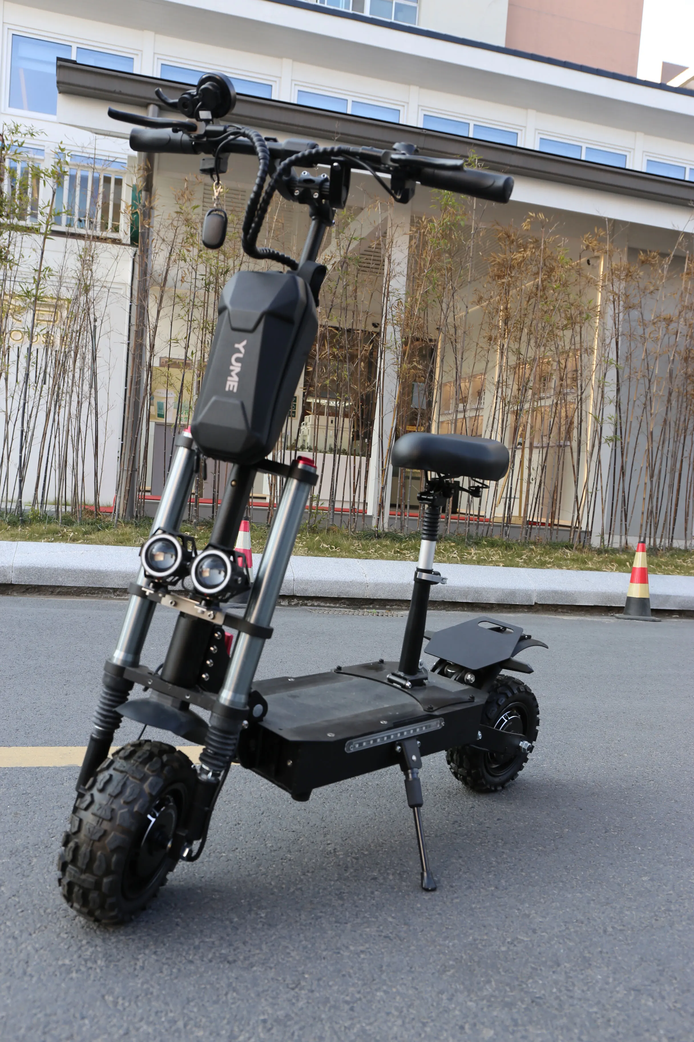 85KM/H Max Speed Powerful Electric Scooter For Adult With Seat 5600W E Scooter 11" Tire
85KM/H Max Speed Powerful Electric Scooter For Adult With Seat 5600W E Scooter 11" Tire