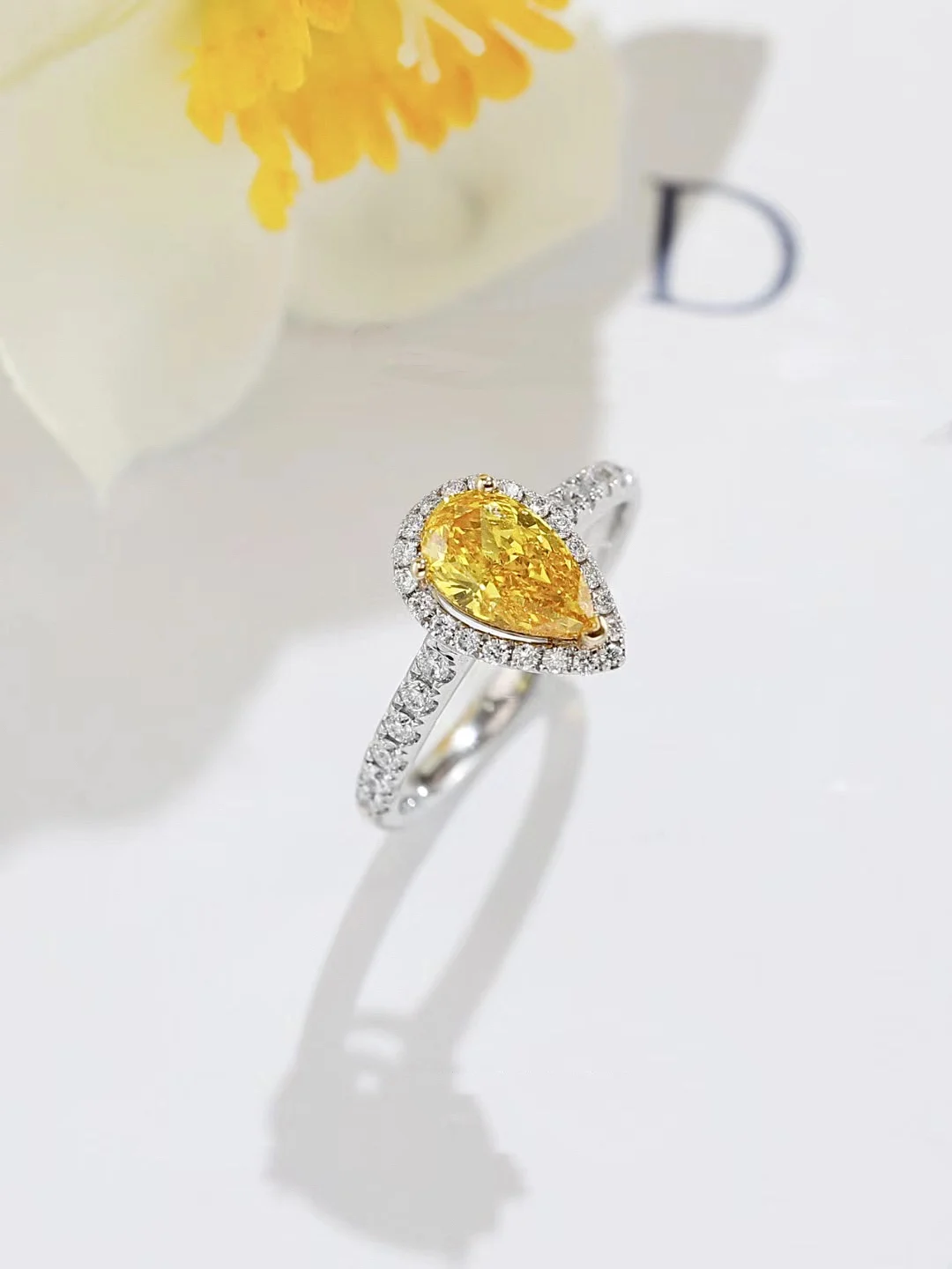 Authentic Yellow Water drop Moissanite ring Sterling silver pear-shaped Moissanite diamond ring couples wedding ring
Authentic Yellow Water drop Moissanite ring Sterling silver pear-shaped Moissanite diamond ring couples wedding ring