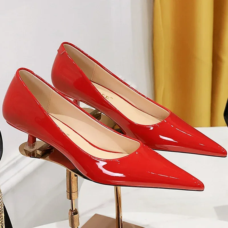 Chaussures habillées femme avec finition brillante et élégante