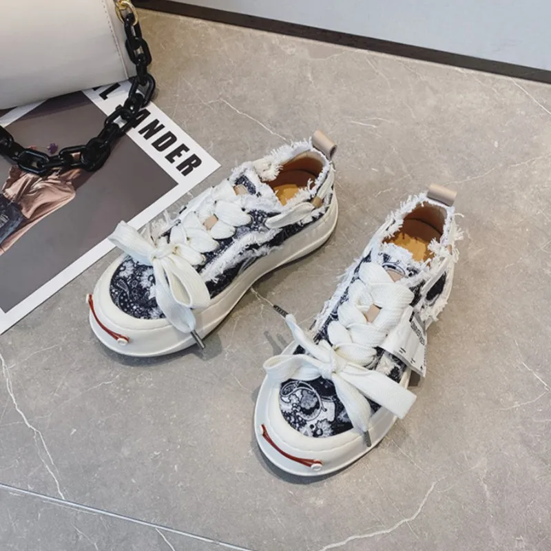 Star with the same model canvas shoes 2023 new open smile board shoes thick bottom lace up couple models niche casual shoes 
Star with the same model canvas shoes 2023 new open smile board shoes thick bottom lace up couple models niche casual shoes