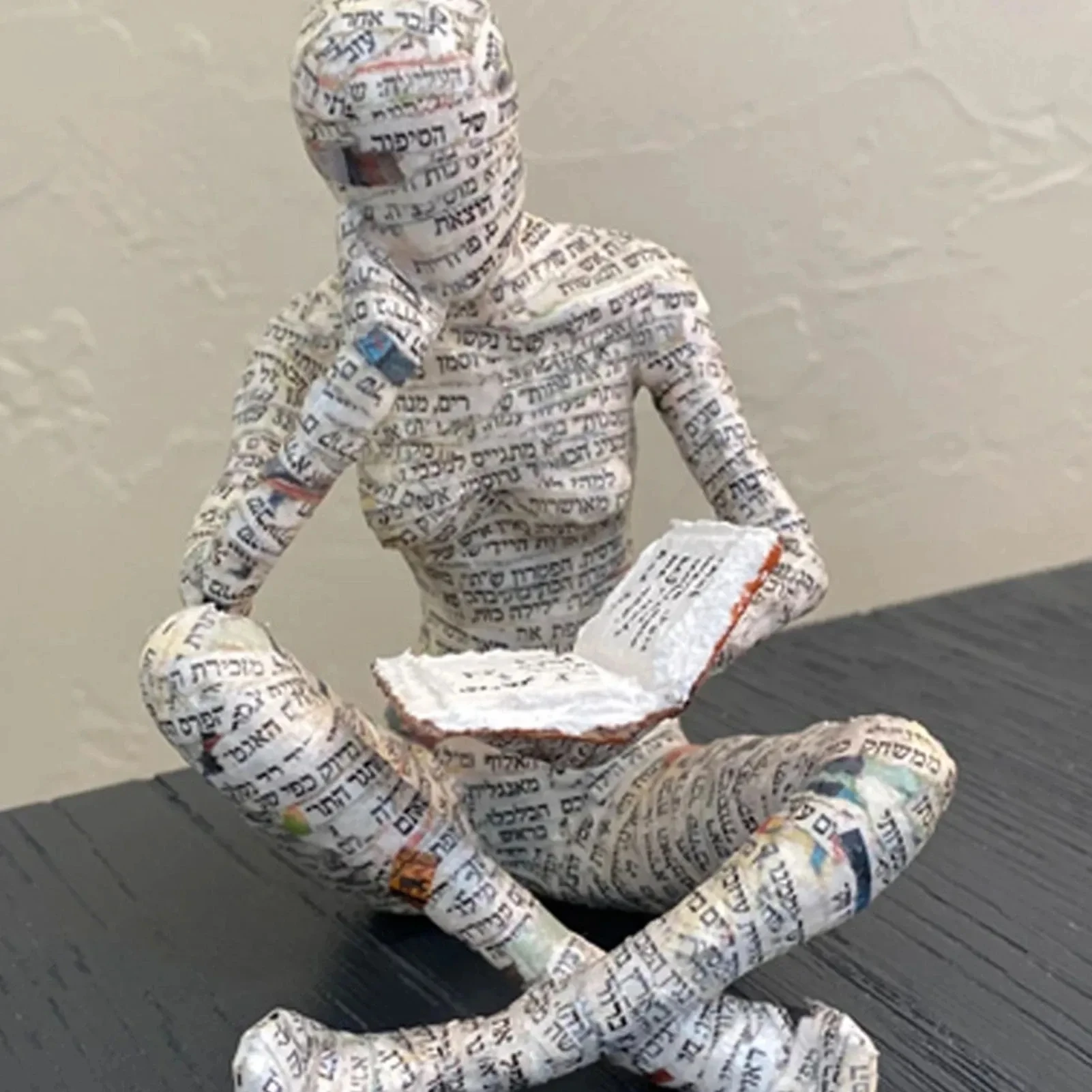 

Pulp Woman Reading Book Decoration Meditation Style Home Resin Figurine Abstract Sculptural Figurine for Home Decor Modern Off