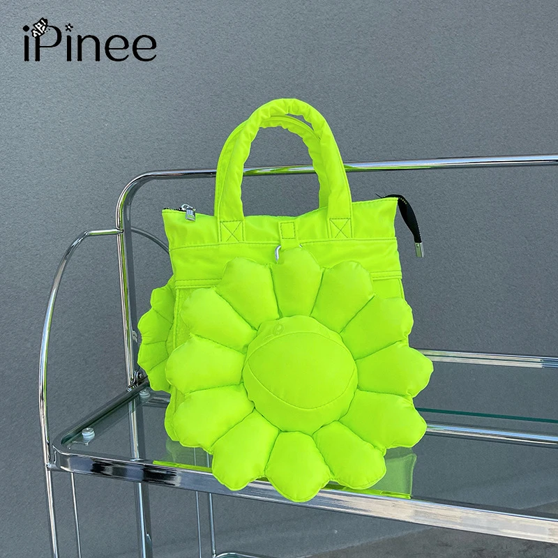 Oxford cloth three-dimensional embroidery sunflower hand-held messenger bag fashion concave shape artifact
Oxford cloth three-dimensional embroidery sunflower hand-held messenger bag fashion concave shape artifact