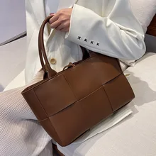 Weave Tote Bag 2022 Trendy Spring Women's Designer Handbag Luxury Brand Office Big Shoulder Side Bags with Short Handle 
Weave Tote Bag 2022 Trendy Spring Women's Designer Handbag Luxury Brand Office Big Shoulder Side Bags with Short Handle