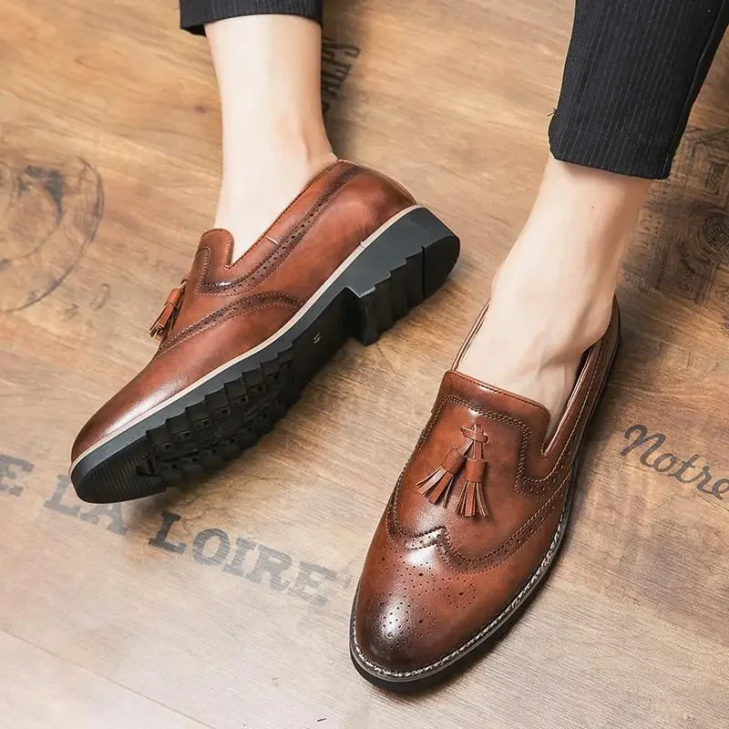 

Мужские классические туфли из натуральной кожи на высоком каблуке