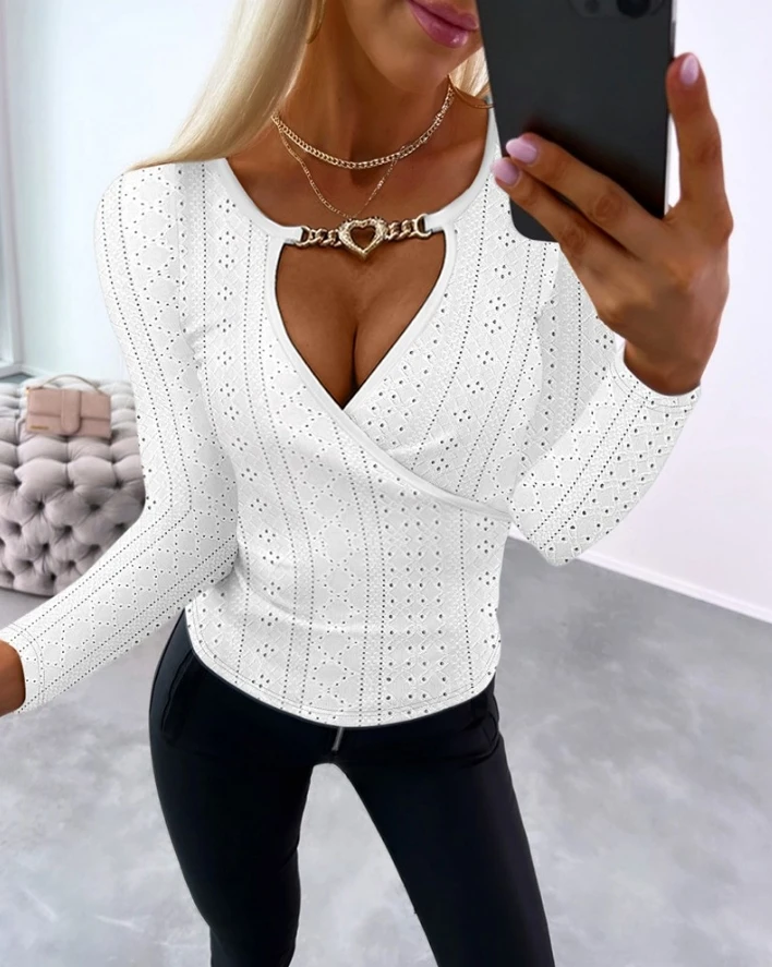 

Top Women 2024 Spring Fashion Eyelet Embroidery Chain Decor Casual Keyhole Neck Plain Long Sleeve Skinny Daily Top Y2K Clothes