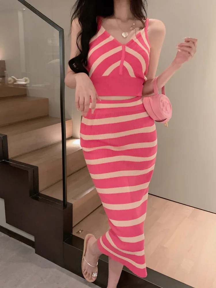 Женский трикотажный комплект из 2 предметов, тонкий повседневный комплект в полоску из топа и длинной юбки, в Корейском стиле, лето
Женский трикотажный комплект из 2 предметов, тонкий повседневный комплект в полоску из топа и длинной юбки, в Корейском стиле, лето