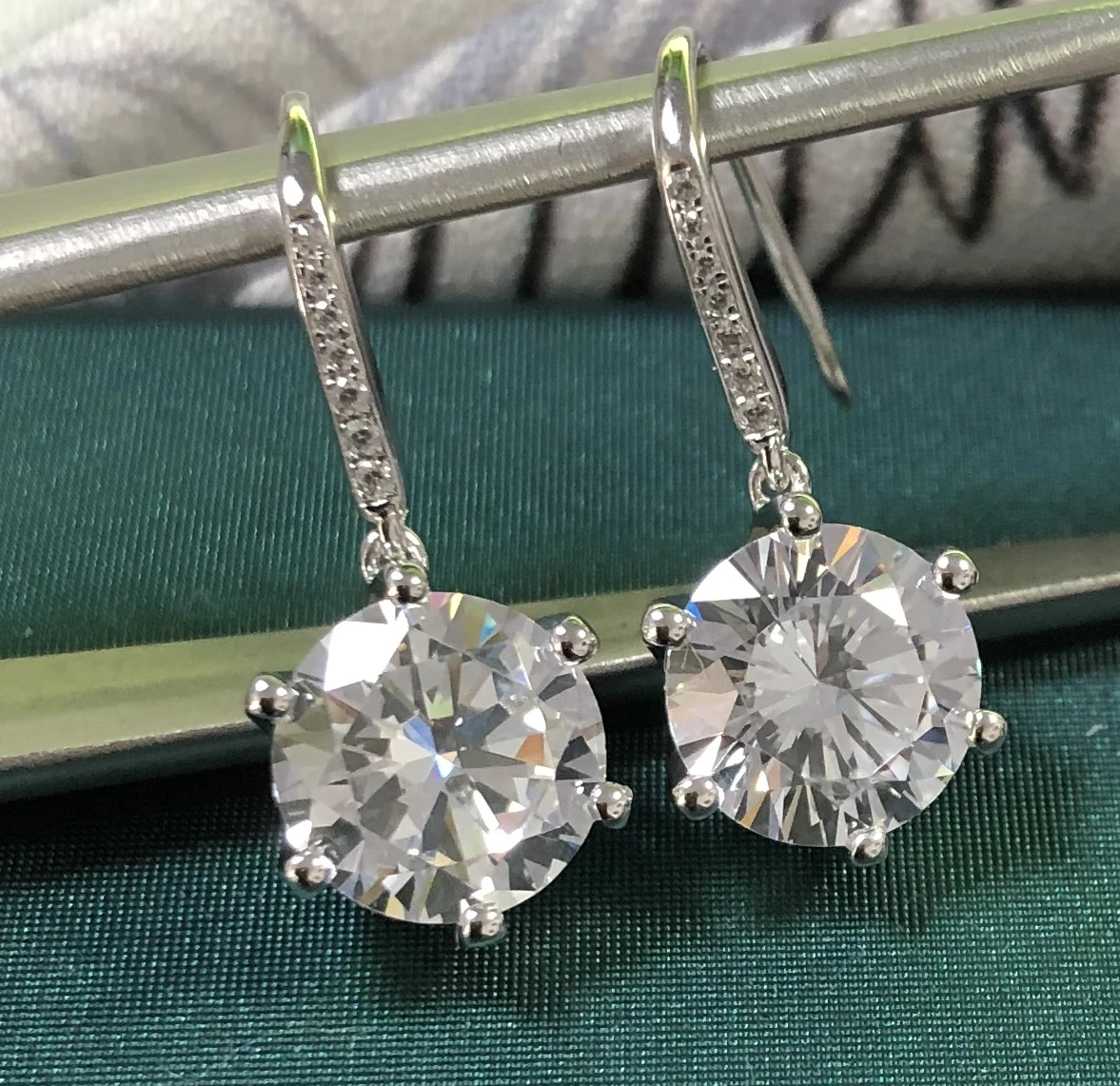 Delicate 3Ct each ear D Color VVS1 Round Cut Test Real Moissanite Stud Earrings Solid 14K White Gold Women Jewelry 065
Delicate 3Ct each ear D Color VVS1 Round Cut Test Real Moissanite Stud Earrings Solid 14K White Gold Women Jewelry 065