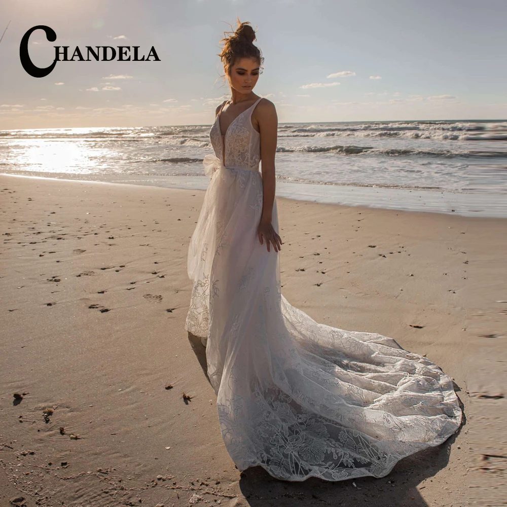 Кружевное свадебное платье с V-образным вырезом, без рукавов
Кружевное свадебное платье с V-образным вырезом, без рукавов