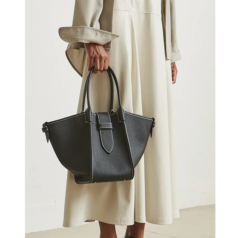 Japan Vasic Advanced Sense Big Totes Genuine Leather Women Shoulder Bag Port Swing Minimalist style Cowhide Bags
Japan Vasic Advanced Sense Big Totes Genuine Leather Women Shoulder Bag Port Swing Minimalist style Cowhide Bags