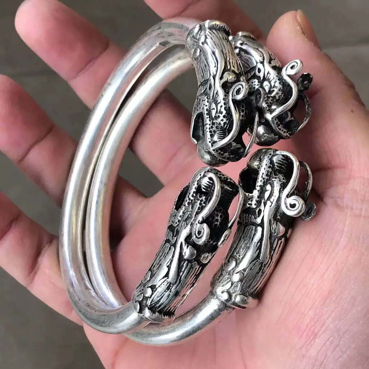 2pc( 1pair ) charming miao silver Selling Natural Hand-carved Tibetan Silver Dragon Head Bangle Jewelry Bracelet
2pc( 1pair ) charming miao silver Selling Natural Hand-carved Tibetan Silver Dragon Head Bangle Jewelry Bracelet