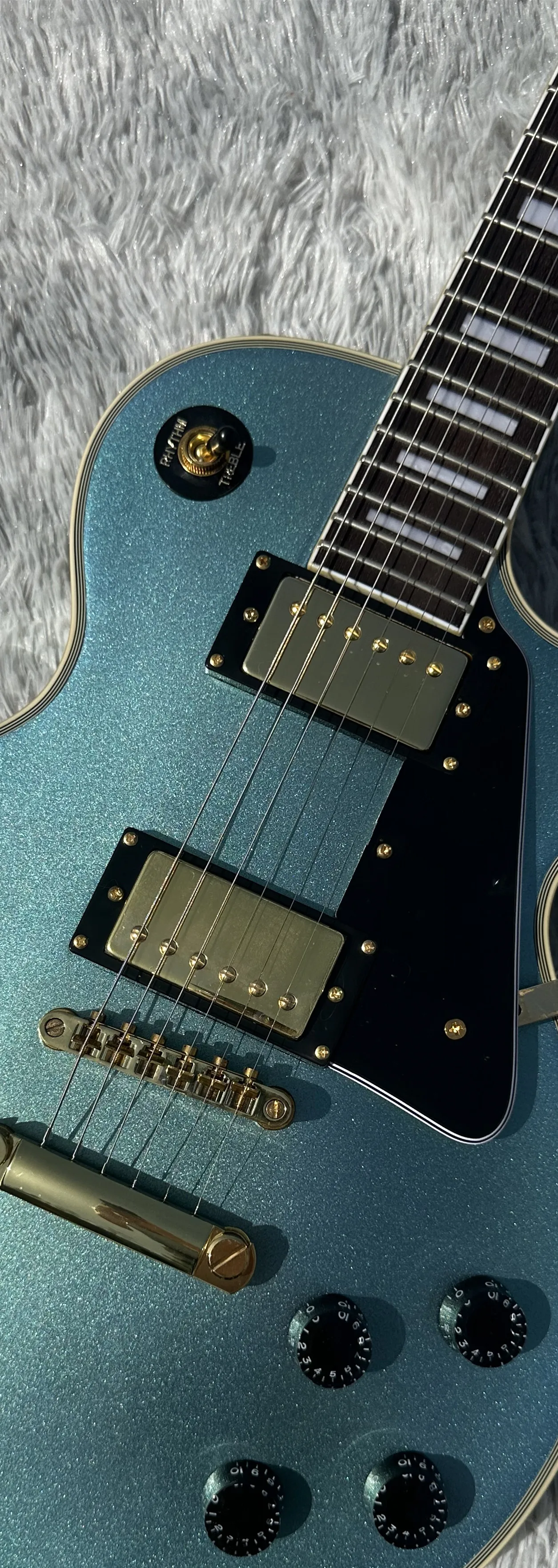 Customized electric guitar, Pelham Caston, full body blue, gold accessories and tuner, lightning package
Customized electric guitar, Pelham Caston, full body blue, gold accessories and tuner, lightning package