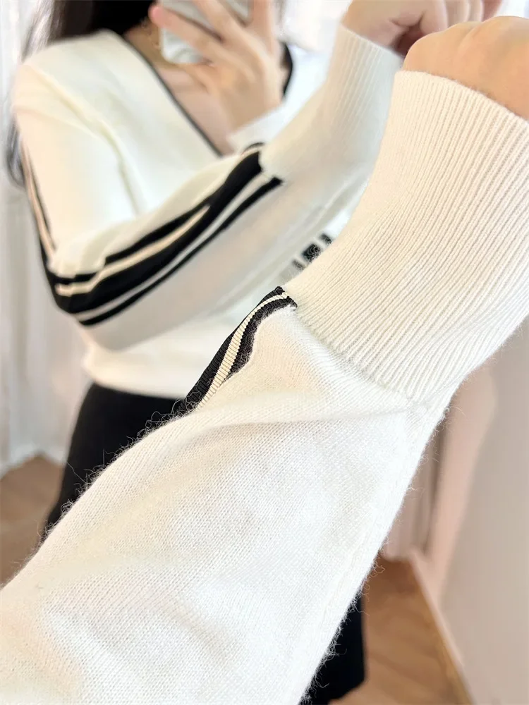 Женский трикотажный свитер контрастных цветов с V-образным вырезом и длинным рукавом
Женский трикотажный свитер контрастных цветов с V-образным вырезом и длинным рукавом