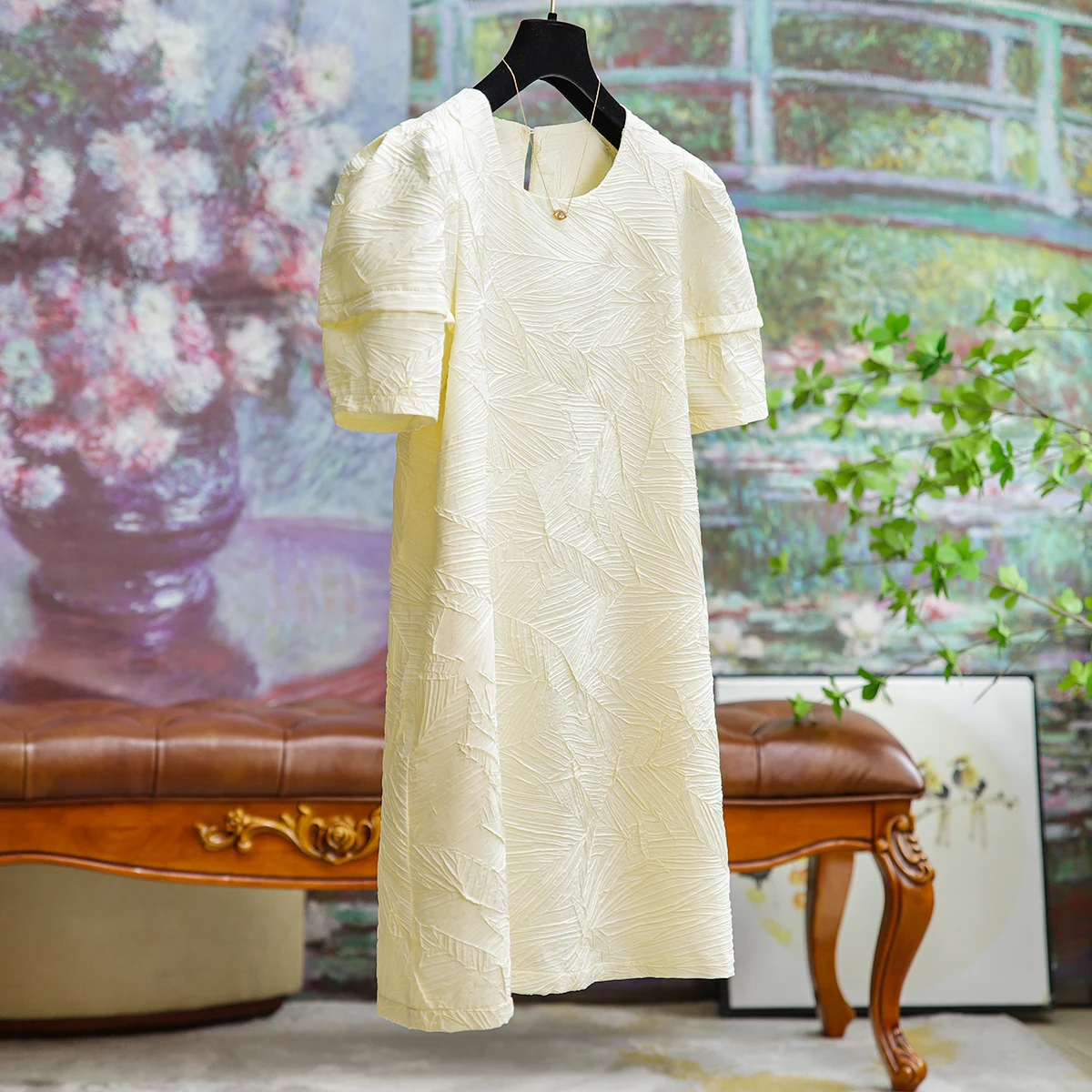 Summer New 2023 Round Neck Pleated Bubble Sleeve Temperament Dress Short Female Design Jacquard Elegant Short Skirts Clothing
Summer New 2023 Round Neck Pleated Bubble Sleeve Temperament Dress Short Female Design Jacquard Elegant Short Skirts Clothing