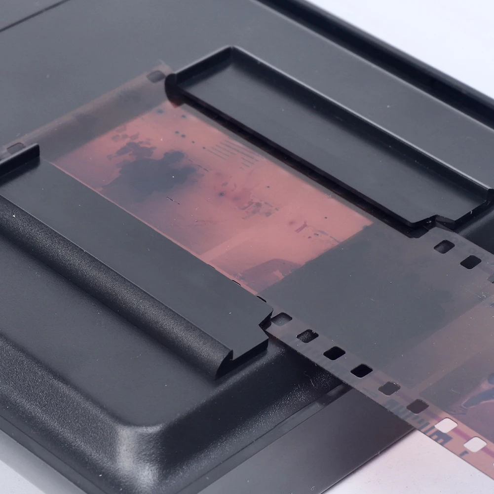 TON169 Film Scanner Nostalgic Clear Images Scan Old Films Free APP Scanner Film Photo Converter For 35/135mm Negatives Slides
TON169 Film Scanner Nostalgic Clear Images Scan Old Films Free APP Scanner Film Photo Converter For 35/135mm Negatives Slides