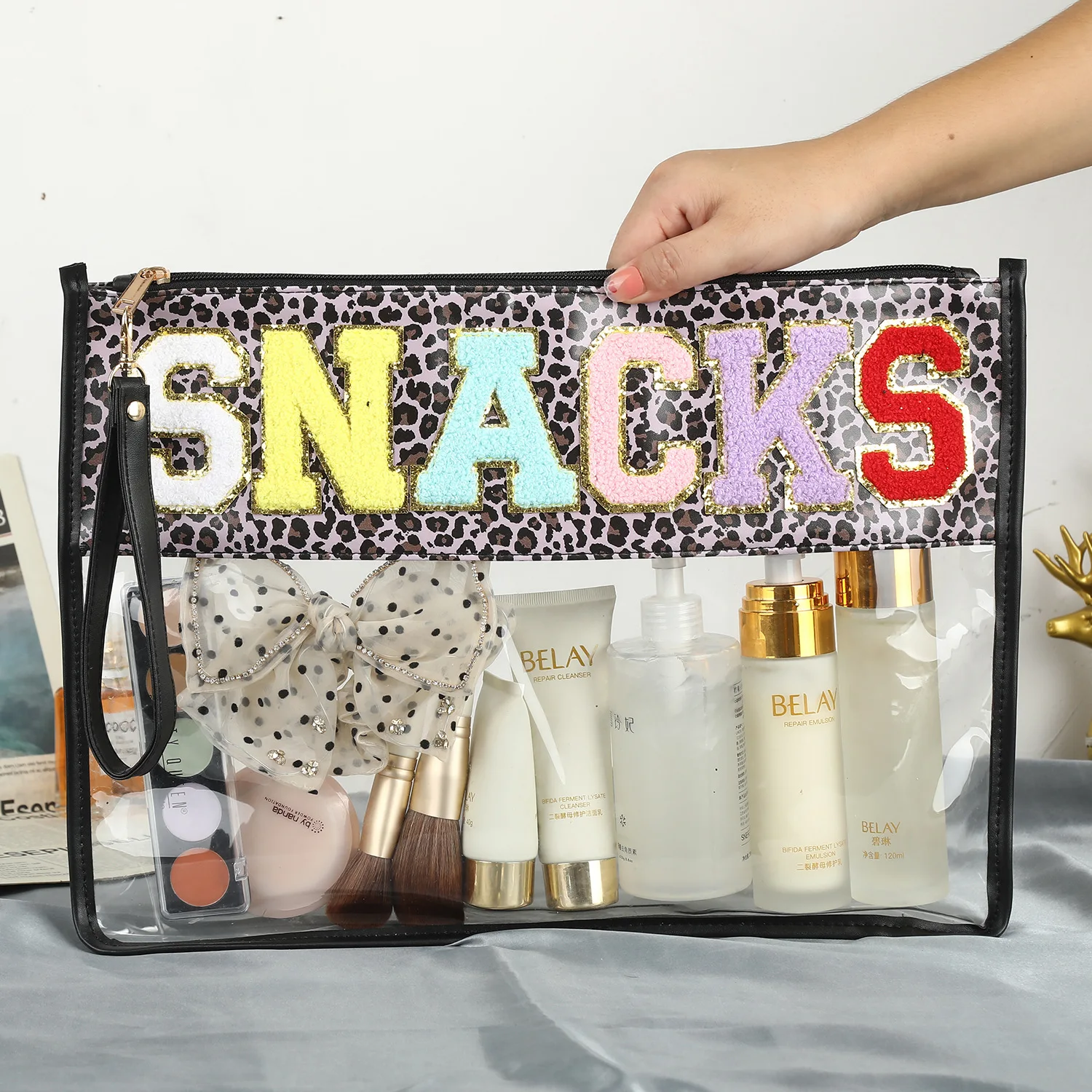 Monogrammed Clear PVC Cosmetic Bag Women Transparent Make Up Pouches Sewn on Patches Leopard Portable Travel Wash Bag Waterproof
Monogrammed Clear PVC Cosmetic Bag Women Transparent Make Up Pouches Sewn on Patches Leopard Portable Travel Wash Bag Waterproof