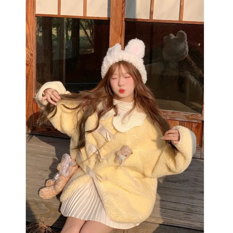 

Sweet Milk Lamb Wool Coat Women Korean Petal Collar Little Bear Brooch Soft Glutinous Horn Button Solid Warm Academy Winter Top