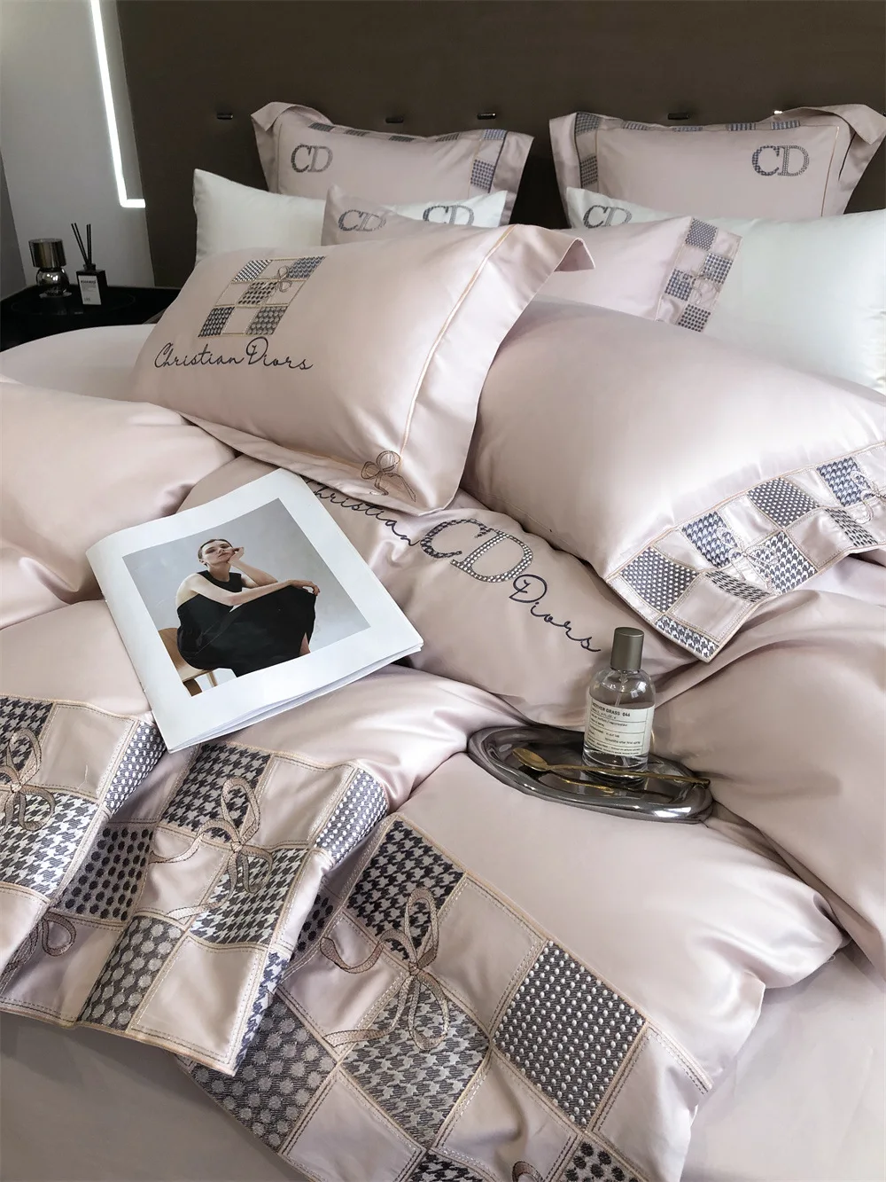 Long-Staple Cotton Pure Cotton Retro Classic Embroidered Quilt High-End Bedding
Long-Staple Cotton Pure Cotton Retro Classic Embroidered Quilt High-End Bedding