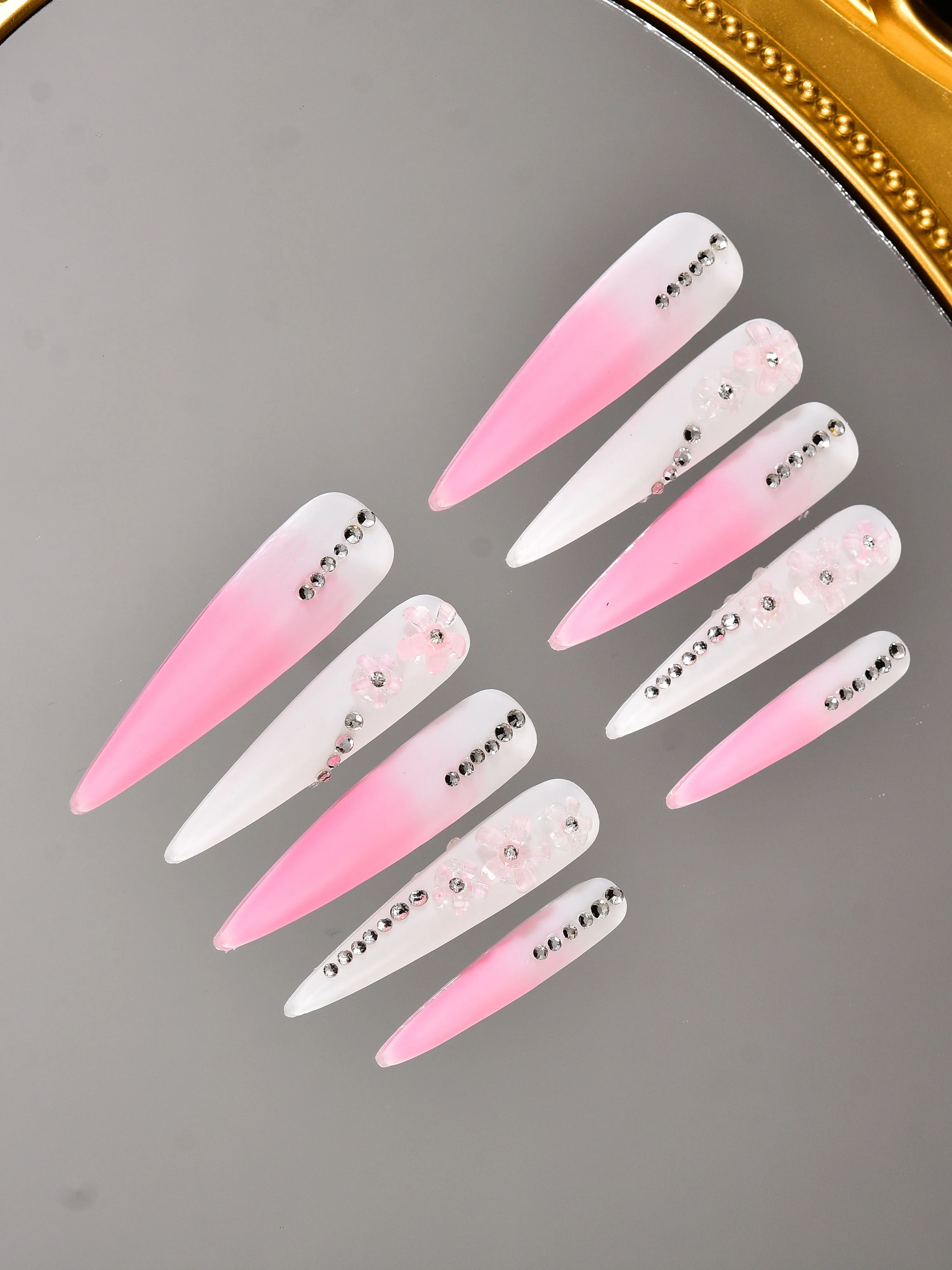 Detachable design, press on fake nails, French halo dyeing, flower decoration, diamond decoration
Detachable design, press on fake nails, French halo dyeing, flower decoration, diamond decoration