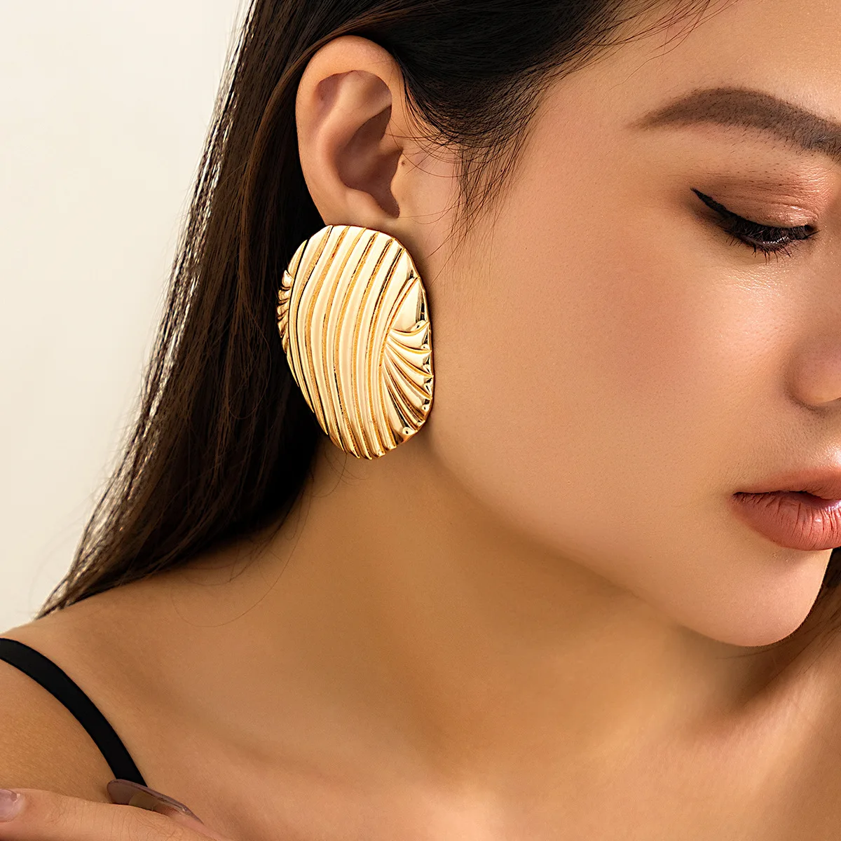 

Seashell sea wind metal earrings, the design of the minority exaggerated stripes