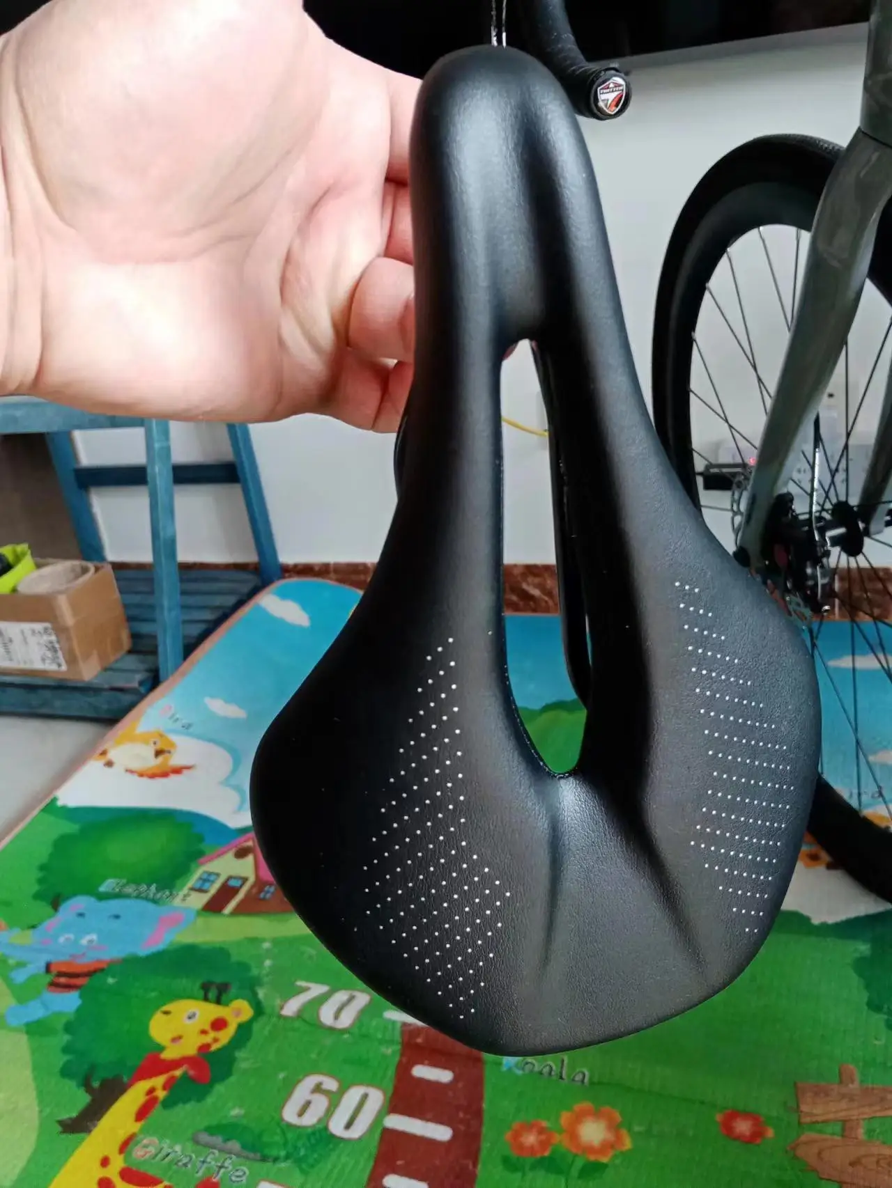 Ультратонкое седло для велосипеда из углеродного волокна, дышащая удобная укороченная подушка для горного велосипеда
Ультратонкое седло для велосипеда из углеродного волокна, дышащая удобная укороченная подушка для горного велосипеда