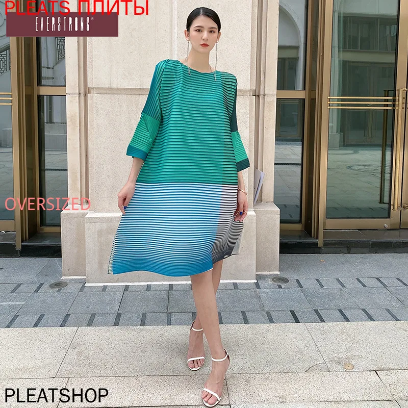 Miyake Плиссированное весеннее и летнее модное платье контрастного цвета в европейском и американском стиле свободное женское платье с рукавом три четверти
Miyake Плиссированное весеннее и летнее модное платье контрастного цвета в европейском и американском стиле свободное женское платье с рукавом три четверти