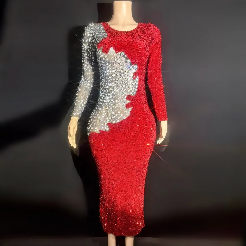 

Блестящее женское платье-футляр с разрезом сзади и красными блестками