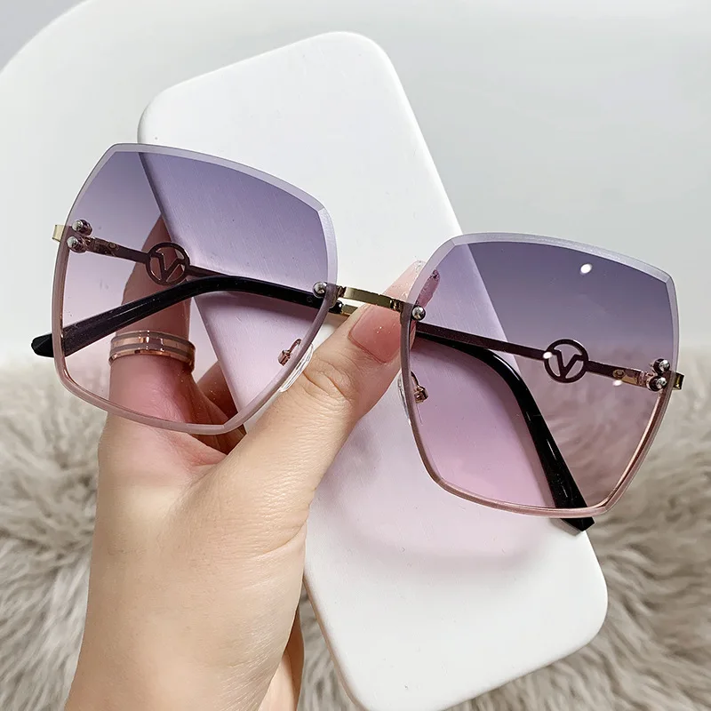 Brand Design Letter V Rimless Sunglasses For Women Men Fashion Elegant Gradient Sun Glasses Vintage Retro Male Female Eyewear
Brand Design Letter V Rimless Sunglasses For Women Men Fashion Elegant Gradient Sun Glasses Vintage Retro Male Female Eyewear