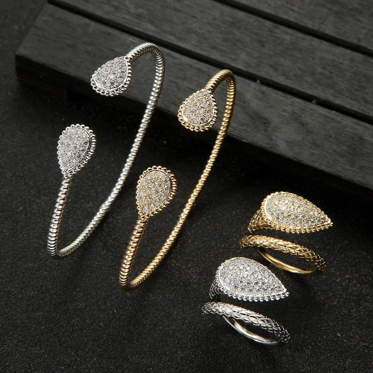 2023 INS Popular Cross border European Style Classic Full Zirconia Personalized Open Bracelet Ring Set Bridal Jewelry Wholesale
2023 INS Popular Cross border European Style Classic Full Zirconia Personalized Open Bracelet Ring Set Bridal Jewelry Wholesale