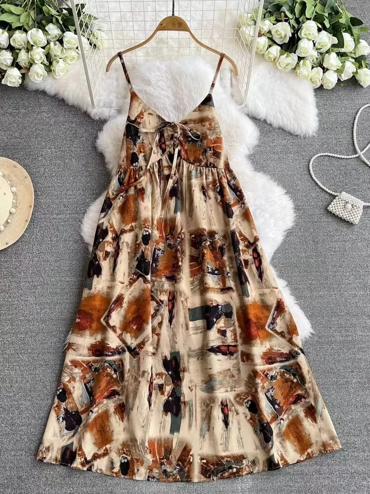 

French Vintage Printed Halo Dyed Holiday Style Dress 2024 Women's Summer New V-Neck Design Sense A-line Mid Length Sling Skirt