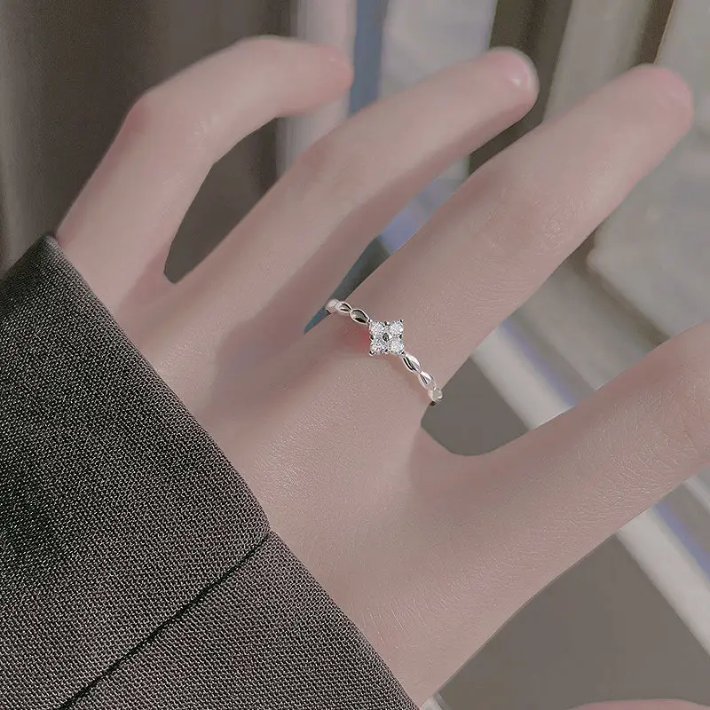 Four-leaf flower ring female minority senior sense cold wind high-end light luxury not fade students adjustable
Four-leaf flower ring female minority senior sense cold wind high-end light luxury not fade students adjustable
