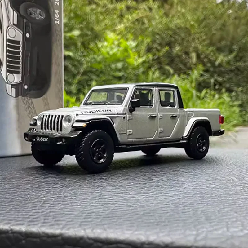JKM 1:64 2020 JEEP Pickup Wrangler Gladiator модель автомобиля из сплава + маленький подарок
JKM 1:64 2020 JEEP Pickup Wrangler Gladiator модель автомобиля из сплава + маленький подарок