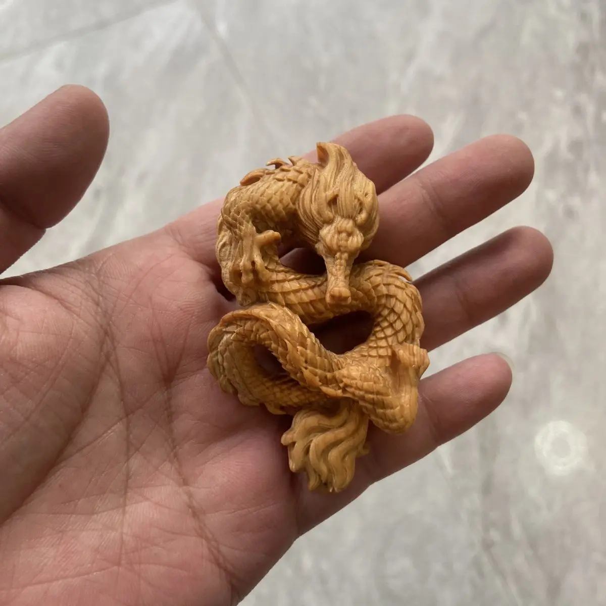 Резьба по дереву Thuja Xianglong, творческая ручная работа Panlong Wen Play со знаком зодиака, дракон, украшения для рабочего стола, украшения на удачу
Резьба по дереву Thuja Xianglong, творческая ручная работа Panlong Wen Play со знаком зодиака, дракон, украшения для рабочего стола, украшения на удачу