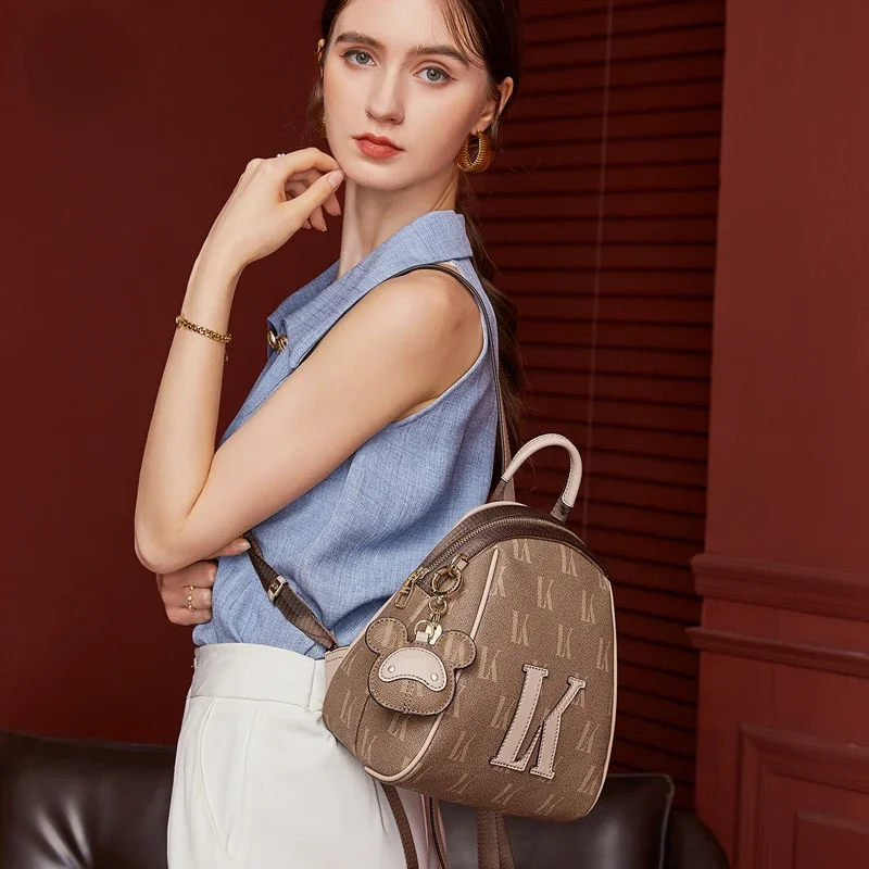 2023 New Women's Backpack School Bags Female Bag Designer Shoulder for Women Leather Backpacks Letter Embossing Travel Bagpack
2023 New Women's Backpack School Bags Female Bag Designer Shoulder for Women Leather Backpacks Letter Embossing Travel Bagpack