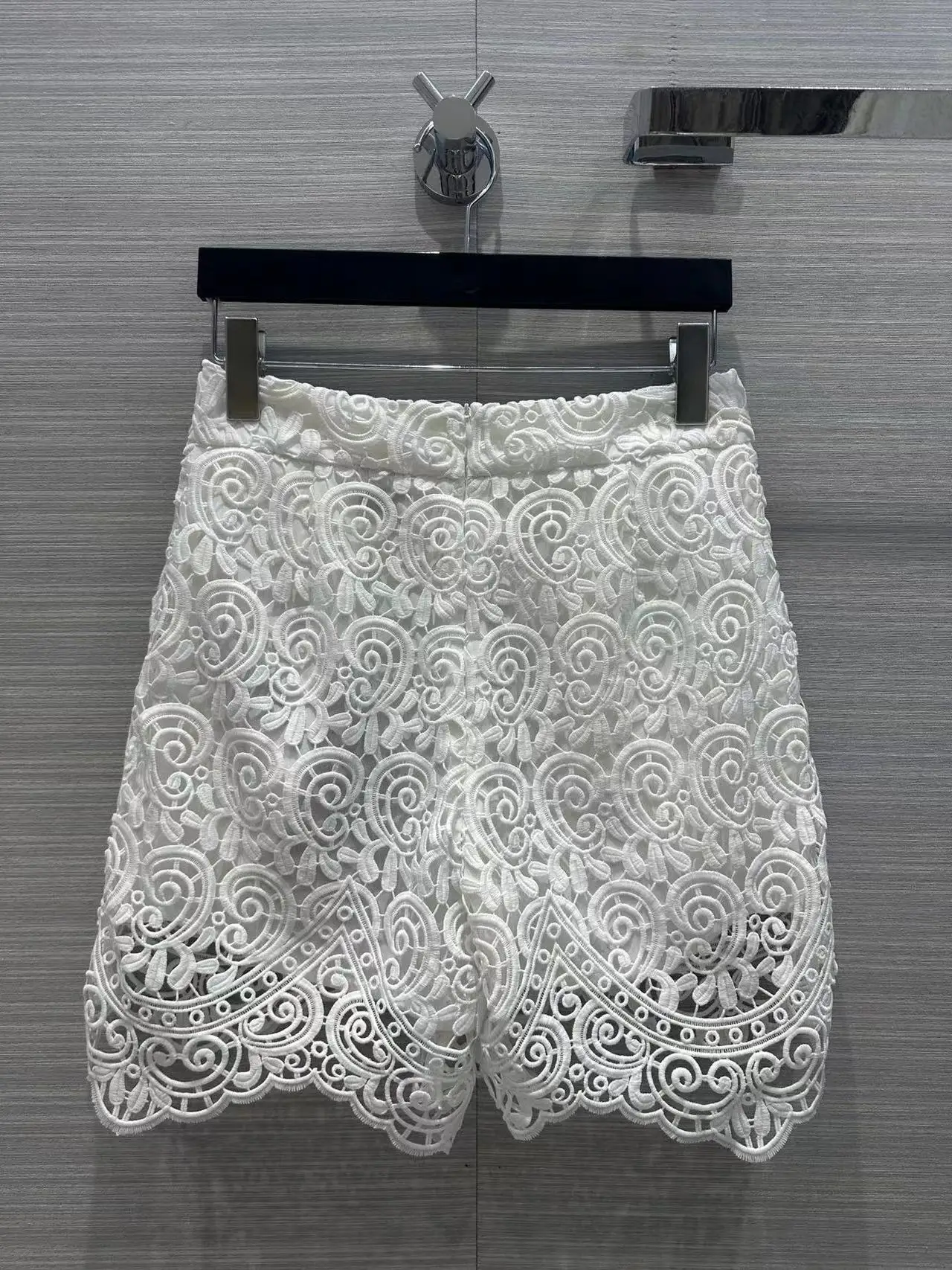 Fyion High Quality 2023 Spring Summer Women Fashion Designer Runway High Waist Shorts Embroidery Cotton White / Black Shorts
Fyion High Quality 2023 Spring Summer Women Fashion Designer Runway High Waist Shorts Embroidery Cotton White / Black Shorts