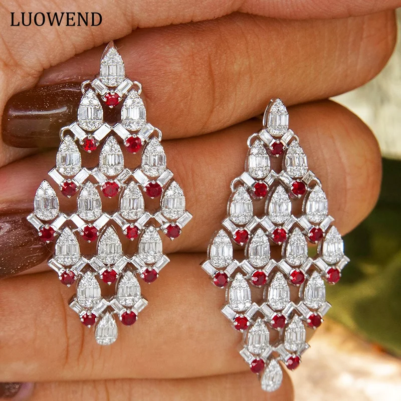 Серьги LUOWEND из белого золота 18 карат, роскошный дизайн, настоящие натуральные рубины, блестящие бриллиантовые драгоценные камни, висячие серьги для женщин, для старших банкетов
Серьги LUOWEND из белого золота 18 карат, роскошный дизайн, настоящие натуральные рубины, блестящие бриллиантовые драгоценные камни, висячие серьги для женщин, для старших банкетов