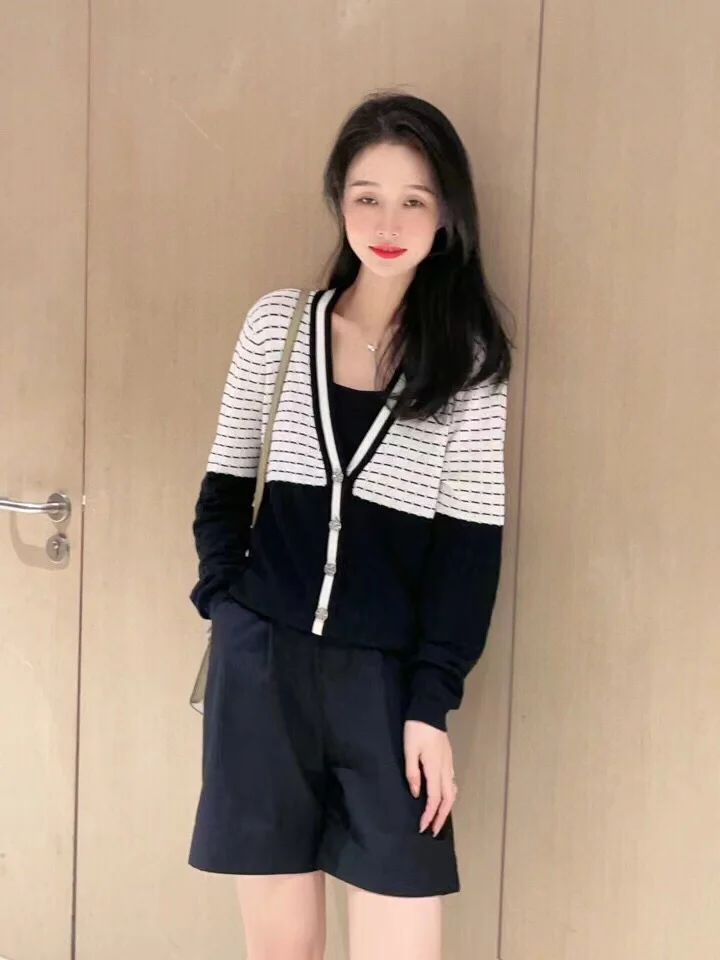2023 Spring Long Sleeve Striped Sweater Cadigan Vintage Knitted Casual V-neck Runway Women Clothes Streetwear 
2023 Spring Long Sleeve Striped Sweater Cadigan Vintage Knitted Casual V-neck Runway Women Clothes Streetwear
