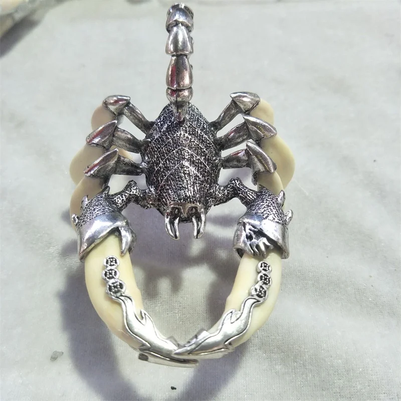 Mai Chuang/HandCarved/Tibetan Silver Inlaid Dog Tooth Scorpion Necklace Pendant Fashion Jewelry Accessories MenWomen Couple Gift
Mai Chuang/HandCarved/Tibetan Silver Inlaid Dog Tooth Scorpion Necklace Pendant Fashion Jewelry Accessories MenWomen Couple Gift