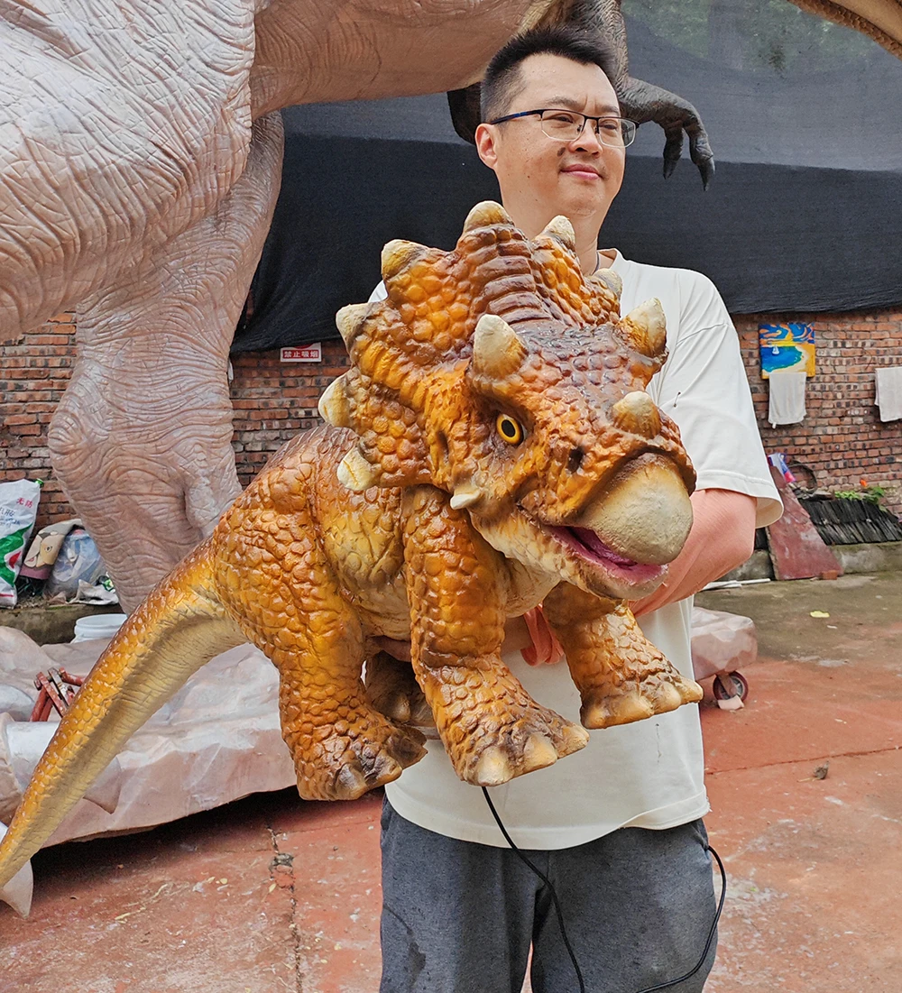 Милый силиконовый реалистичный Трицератопс с ручным управлением, детский аниматронный динозавр, костюм для косплея
Милый силиконовый реалистичный Трицератопс с ручным управлением, детский аниматронный динозавр, костюм для косплея