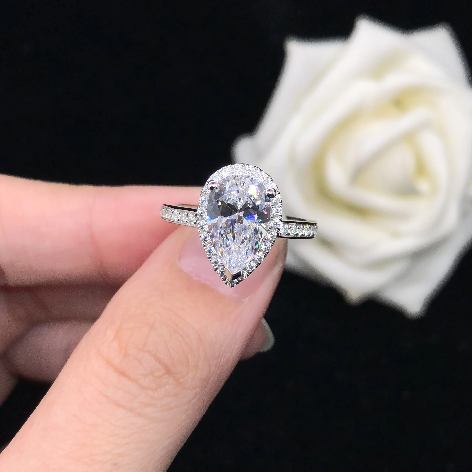 Фото Обручальное кольцо с круглым бриллиантом 3 карата однотонное Платиновое