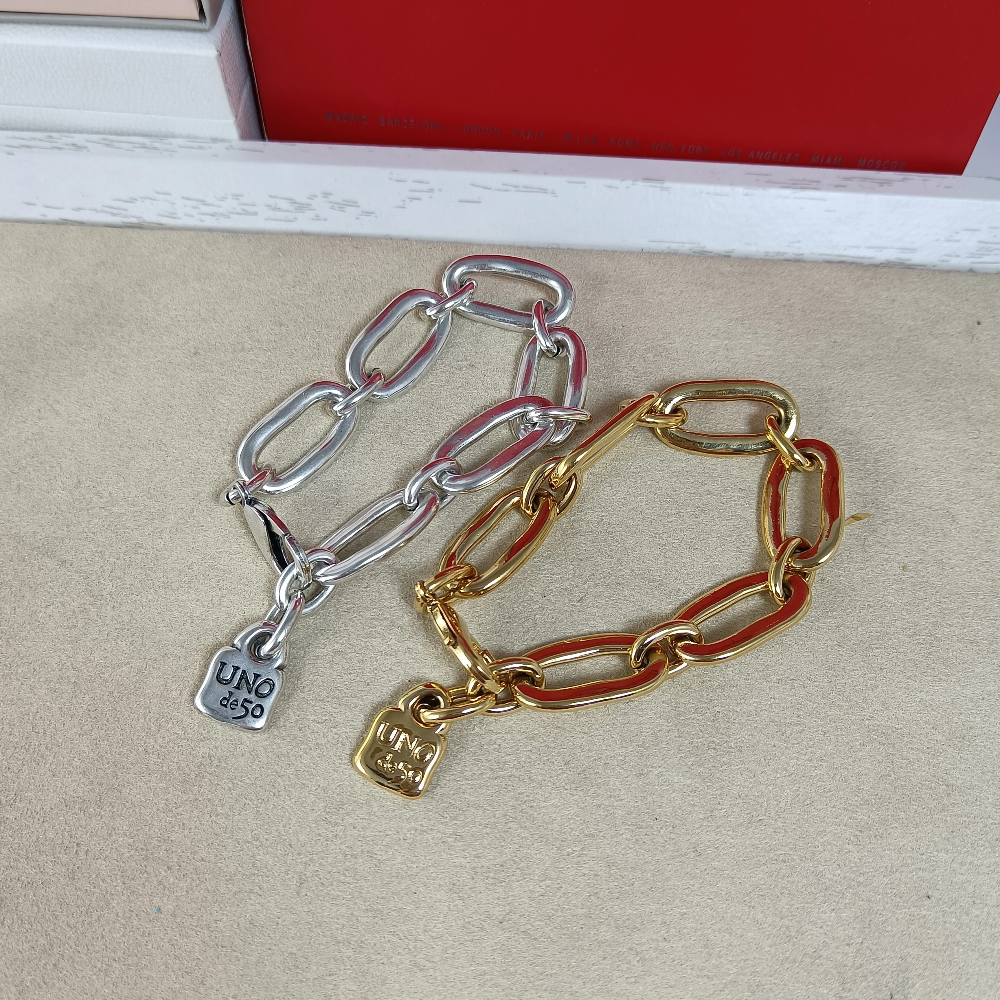 Top new fit UNO DE 50 fashion electroplating charm gold bracelet niche jewelry gift
Top new fit UNO DE 50 fashion electroplating charm gold bracelet niche jewelry gift